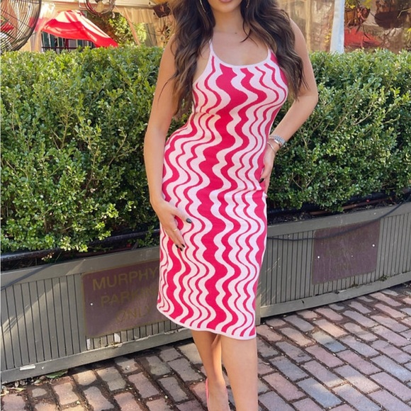 Pink and red midi dress. Worn once. Pretty garbage size small - Picture 4 of 4